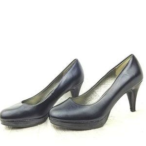 5/$15 SALE Capture Pump, Black. Size 6